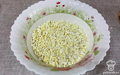 Кубиками нарежьте яйца. 
