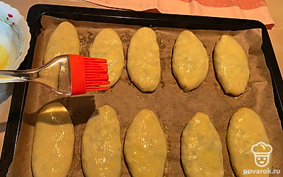 Смажьте желтком и отправляйте в духовку примерно на 30 минут при 180 градусах.