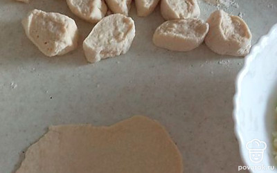 Делаем тесто. Кефир, яйцо, соду и муку перемешиваем и делим на части. Раскатываем тонко.