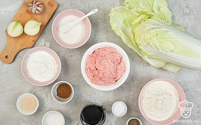 Разморозьте фарш, если необходимо. Просейте муку, чтобы напитать кислородом. Капусту промойте. Чеснок и лук освободите от шелухи. Все ингредиенты разложите удобно перед собой, отмерив заранее необходимое количество. Приготовьте пароварку.