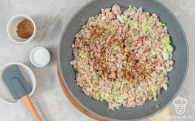 Сделайте начинку. Капусту мелко порежьте, посолите. Добавьте пропущенный через пресс чеснок и влейте соевый соус. Накрошите мелко лук и обжарьте его с фаршем на сковороде. Всыпьте перец и кориандр. Смешайте с капустой.