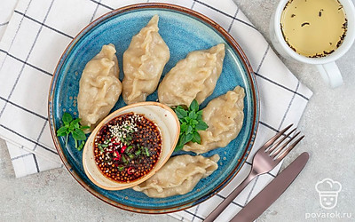 Подайте пирожки на стол с крепким чаем.