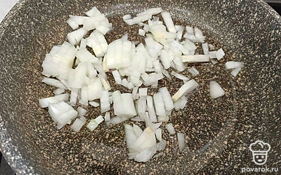 Лук нарезать, немного обжарить на растительном масле.