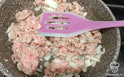Добавить фарш, соль и перец. Жарить, переодически помешивая, до готовности.