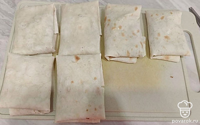 Завернуть фарш в лаваш. Получатся конвертики.