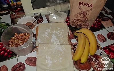 Раскатайте тесто, нарежьте его на широкие полоски.