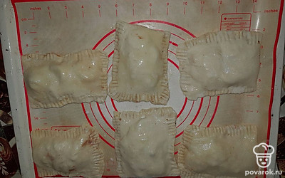 Положите на одну половину теста нарезанные бананы, сахар, корицу и дробленые орехи.