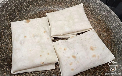 Жарить на сковороде без крышки. 