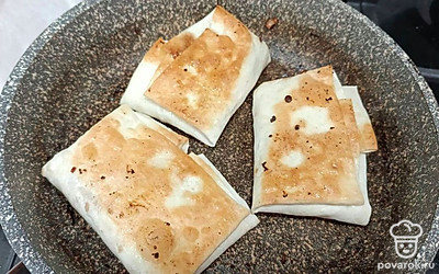 Перевернуть и обжарить с другой стороны.