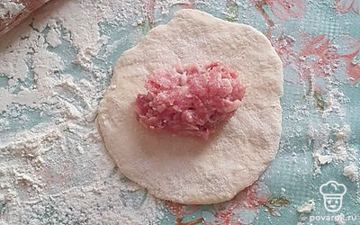 Раскатываем тесто, в середину кладем фарш.