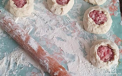 Защипываем тесто, оставляя отверстие.