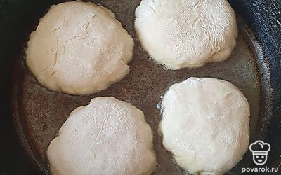 Сначала жарим открытой частью вниз.