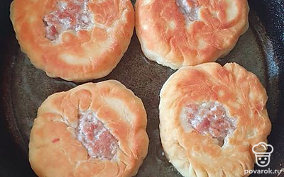 Затем переворачиваем, жарим на другой стороне.