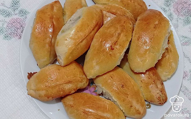 Пышные дрожжевые пирожки с капустой, морковью и луком в духовке — Рецепт с фото