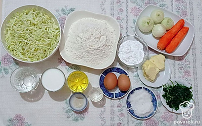 Муку просейте, куриные желтки отделите от белков.