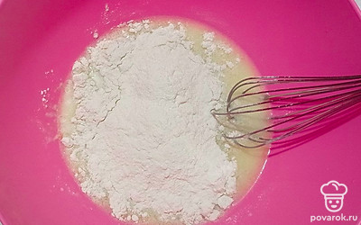 Чтобы замесить тесто в глубокой емкости соедините молоко, воду, соль, сахар и сливочное масло и отправьте массу на плиту, доведя ее до кипения. В глубокую миску выложите дрожжи, влейте к ним теплую молочную смесь, добавьте небольшое количество муки и половину кукурузного крахмала. Перемешайте мучную смесь, влейте к ней водку и, постепенно добавляя муку, вымешивайте тесто до гладкости и эластичности. Замешенное тесто накройте чистым полотенцем и уберите в теплое место.