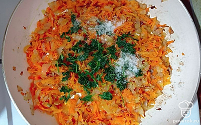 Лук нарежьте мелкими кубиками, морковь натрите на терке, капусту тонко нашинкуйте, зелень мелко нарубите. В сковороду с растительным маслом выложите лук, обжарьте его до прозрачности и добавьте к нему морковь. Перемешайте овощную смесь, приправьте ее солью, сахаром и зеленью и продолжайте обжаривать на медленном огне. Тем временем, капусту опустите в кастрюлю с водой и варите ее в течение 5 минут. Готовую капусту выжмите от воды, соедините с овощной смесью и тщательно перемешайте массу.