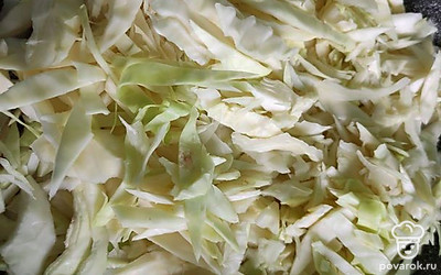 Нашинкуйте капусту и обжарьте на небольшом количестве масла. Добавьте натертую на мелкой терке морковь. 