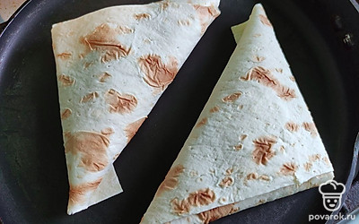 Выложите на сухую сковороду и подсушите с каждой стороны 1-2 минуты.