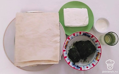 Вытащите все ингредиенты из холодильника, и сделайте из лаваша небольшие прямоугольники. Поместите продукты на стол.