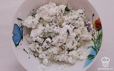 Возьмите сковороду на средний огонь и влейте растительное масло, нагрейте до кипения. Выложите получившиеся пирожки, жарьте каждый бок по минуте. Следите за ними что бы не пригорели, так как они очень быстро пригорают. Выложите получившиеся пирожки-сигары.