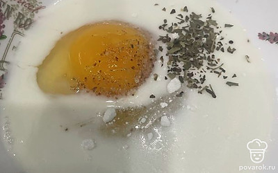 Смешайте молоко, яйцо, сушеный базилик, соль и разрыхлитель в однородную массу.