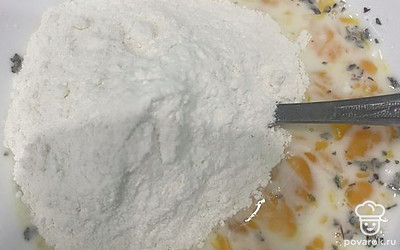 Всыпьте стакан муки и замесите чуть липкое тесто.