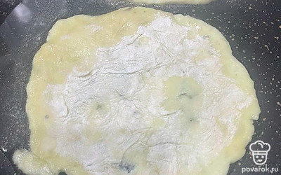 Обжарьте получившиеся лепешки на растительном масле до золотистой корочки.