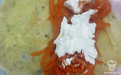 На половину лепешки положите корейскую морковь и греческий йогурт. Другой стороной закройте начинку.