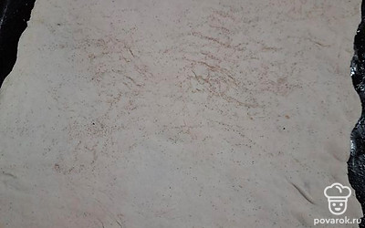 Раскатать пласт размороженного слоёного бездрожжевого теста, выложить на смазанный маслом противень.