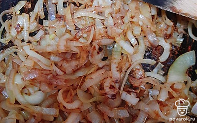 Лук обжарить до готовности.