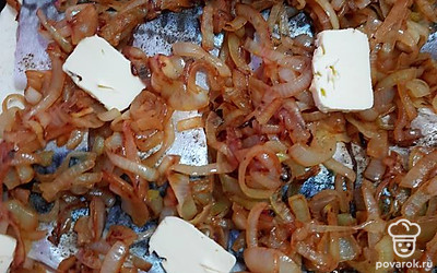 Выложить лук и кусочки сливочного масла.