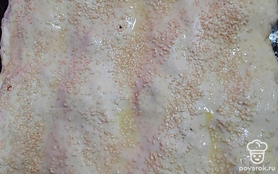 Второй пласт теста выложить сверху, защипать по периметру, обмазать взбитым яйцом, посыпать кунжутом. Выпекать 30 минут.