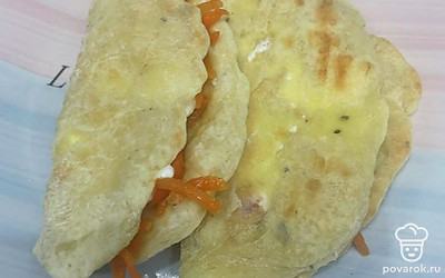 Подавайте закуску с зеленью и молоком.