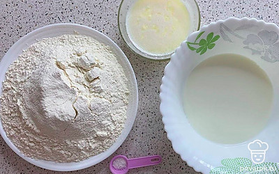 Из ингредиентов для теста замешиваем мягкое и эластичное тесто. Тесто не должно липнуть к рукам. Сначала соединяем молоко с маслом, потом уже соль и муку. Муку добавляем потихоньку.