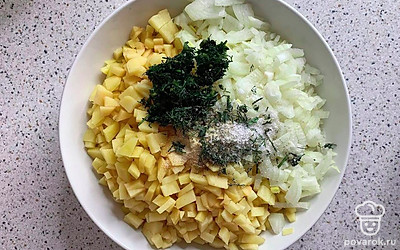 Займемся начинкой. Картофель нарезаем мелкими кубиками. Лук нарезаем мелко. Зелень также режем мелко. Соединяем все наши ингредиенты, смешиваем.