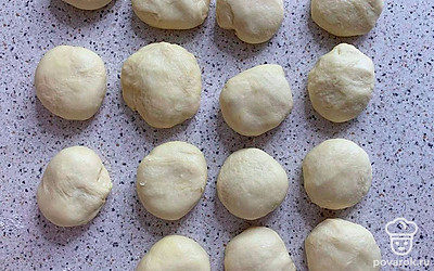 Наше готовое тесто делим на 15 одинаковых частей. Каждый кусочек раскатываем скалкой и делаем лепешку примерно 16 см. диаметром. По центру выкладываем начинку.