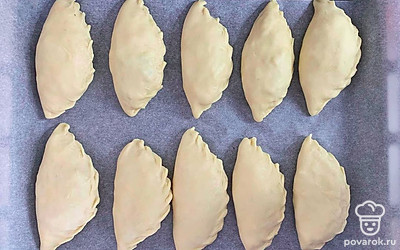 Лепим пирожки в виде «лодочек». Все наши пирожки выкладываем на противень. И отправляем в духовку заранее нагретой до 180 градусов минут на 25–30.