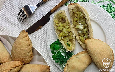 При подаче, нарезаем вдоль пополам и кладем по центру кусочек сливочного масла.