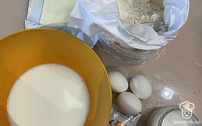 Из муки, дрожжей, яиц, сахара, соли, масла и молока замесить тесто, не липнущее к рукам, вымешивать нужно долго, минут 20-30.