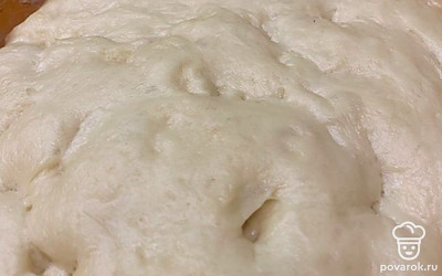 Поставить на расстойку в тёплое место, при увеличении в объёме в два раза обмять и дать подойти ещё раз.