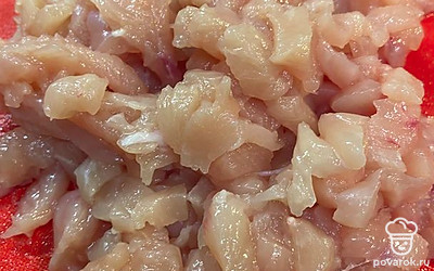 Готовим начинку: картофель (сырой), лук и куриное филе нарезать на очень мелкие кубики.