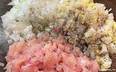 Соединить в миске с солью и чёрным молотым перцем и очень хорошо перемешать, чтобы лук выделил сок и пропитал им мясо и картофель.