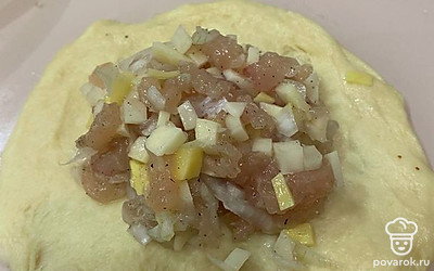 Разделить тесто на порционные кусочки, размять в блинчик, начинить и сформировать пирожок, но с небольшой дырочкой сверху. Оставить на противне на 30 минут для расстойки, при желании смазать яйцом. Выпекать в духовке при температуре 190 градусов до золотистого цвета.