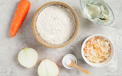 Просейте муку. Сполосните морковь и лук, обсушите их полотенцем и очистите от кожуры. Достаньте нужное количество капусты из упаковки. Подготовьте сковороду, смажьте ее подсолнечным маслом и разогрейте. Подготовьте противень с пергаментом. Разогрейте духовку до 200 градусов.