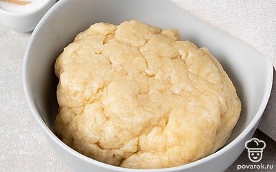 Сделайте тесто. В миску влейте растительное масло, насыпьте соль и размешайте. Налейте воду. Постепенно насыпьте муку, размешайте. Накройте миску с тестом полотенцем и оставьте на 20 минут.