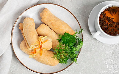 Готовые трубочки с капустой выложите на блюдо и подавайте с черным чаем.