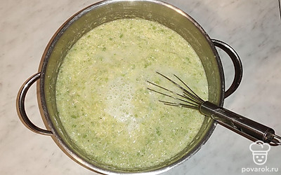 Кабачок помойте, пропустите через мясорубку. Добавьте айран, соль и муку. Замесите тесто.