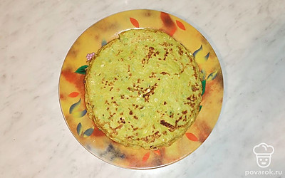 На горячей сковороде с добавлением масла напеките кабачковые блины.