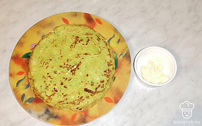 Приготовьте соус. Для этого смешайте майонез с чесноком, пропущенным через пресс.